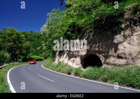 Vulkanische touristischen Straße mit Trass Höhlen in Brohl Tal, Rheinland-Pfalz, Deutschland, Europa Stockfoto