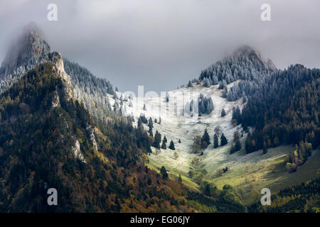 Dent de Broc und Dent du Chamois, Gruyères, Canton de Fribourg, Schweiz. Stockfoto