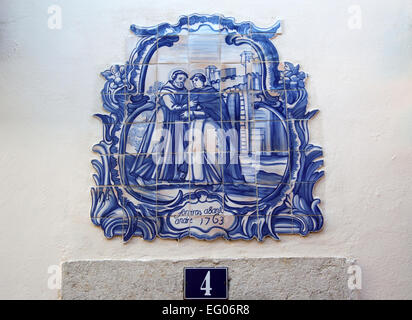 Glasierte Fliesen datiert 1763 an der Außenseite eines Hauses in der Alfama Viertel von Lissabon Stockfoto