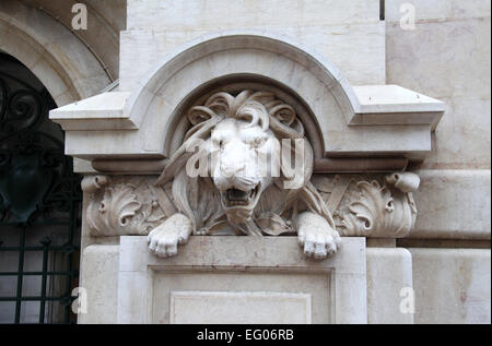 Dekorative Stein Löwe auf der historischen Santander Totta Bankgebäude in Lissabon Stockfoto