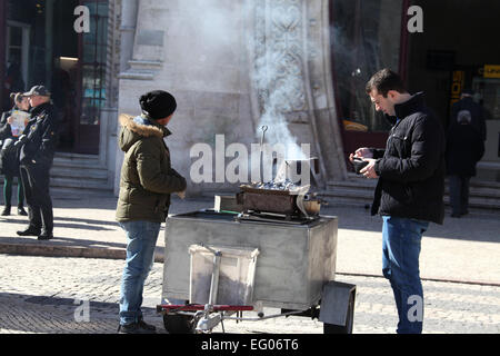 Gebratene Kastanien-Stall in Lissabon vor historischen Rossio-Bahnhof Stockfoto