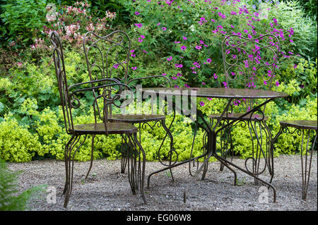 Metall-Stühle und Tische im Garten Stockfoto