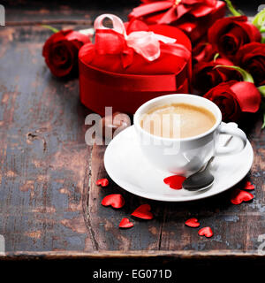 Valentine-Komposition mit Kaffee, Rosen und Geschenk-Box auf hölzernen Hintergrund Stockfoto