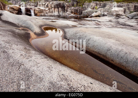 Wasserfall und glatten Felsen an Reinsfoss in Nissedal, Telemark, Norwegen. Stockfoto