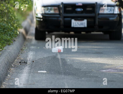 San Clemente, Kalifornien, USA. 2. Februar 2015. Orange County Sheriff Stellvertreter, sowie ein Ermittler aus der OCSD Crime Lab, reagierte auf einen Bericht der verdächtige Gegenstände auf der Straße, unter anderem, was offenbar eine große Menge an Blut und eine zerbrochene Brille, am Montag Morgen in San Clemente. Der Vorfall am südlichen Ende von San Clemente Municipal Golf Course entlang der Avenida Santa Margarita, am vierten grün holte mehrere Sheriff Einheiten zusammen mit der Sheriffs Hubschrauber.---auf dem Foto, gebrochenen schwarz gerahmte Brille zusammen mit anderen Elementen, einschließlich dessen, was ein Stockfoto