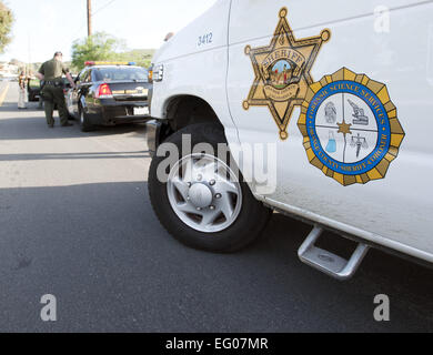 San Clemente, Kalifornien, USA. 2. Februar 2015. Orange County Sheriff Stellvertreter, sowie ein Ermittler aus der OCSD Crime Lab, reagierte auf einen Bericht der verdächtige Gegenstände auf der Straße, unter anderem, was offenbar eine große Menge an Blut und eine zerbrochene Brille, am Montag Morgen in San Clemente. Der Vorfall am südlichen Ende von San Clemente Municipal Golf Course entlang der Avenida Santa Margarita, auf dem vierten Green brachte mehrere Sheriff Einheiten zusammen mit der Sheriff Hubschrauber. ---Auf dem Foto, eine Orange County Sheriff Crime Lab/Crime Scene Investigation van entlang wit Stockfoto