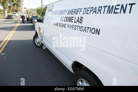 San Clemente, Kalifornien, USA. 2. Februar 2015. Orange County Sheriff Stellvertreter, sowie ein Ermittler aus der OCSD Crime Lab, reagierte auf einen Bericht der verdächtige Gegenstände auf der Straße, unter anderem, was offenbar eine große Menge an Blut und eine zerbrochene Brille, am Montag Morgen in San Clemente. Der Vorfall am südlichen Ende von San Clemente Municipal Golf Course entlang der Avenida Santa Margarita, auf dem vierten Green brachte mehrere Sheriff Einheiten zusammen mit der Sheriff Hubschrauber. ---Auf dem Foto eine Orange County Sheriff Crime Lab/Crime Scene Investigation van zusammen mit Stockfoto