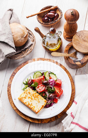 Salat aus frischem Gemüse mit gegrillten Käse auf weißem Holz Hintergrund Stockfoto