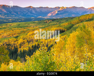 Gunnison National Forest, CO: Morgenlicht an Ohio Creek Valley & West Elk Mountains & die Burgen in West Elk Wildnis Stockfoto