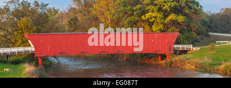 Madison County, IA: Hogback bedeckt Brücke (1884) am North River im frühen Herbst Stockfoto