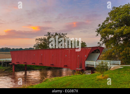 Madison County, IA: Hogback überdachte Brücke (1884) auf North River bei Sonnenuntergang Stockfoto