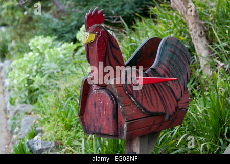 Skurrile Postfach in der Form eines Huhns in das Hochland, Berkeley, Kalifornien. Stockfoto