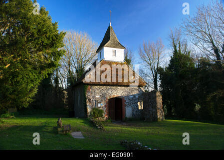 Die kleine Kirche des guten Hirten auf der South Downs über Touristenort am Lullington an einem Winternachmittag Stockfoto