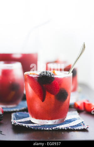 Berry Pflaume rosé sangria Stockfoto