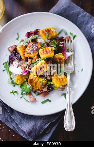 Kürbis Gnocchi mit Salat Stockfoto