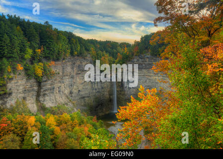 Wasserfall-Herbst-Szene in Taughannock Falls. Trumansburg, New York. Region der Finger Lakes Stockfoto