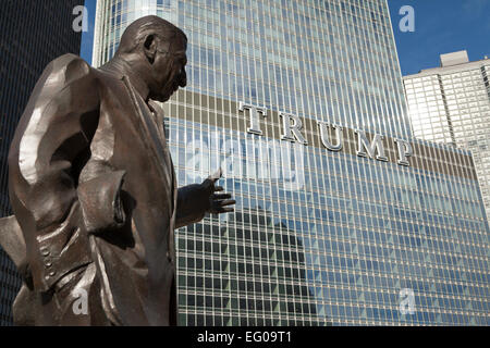 Bronzestatue des Irv Kupcinet in der Nähe von Trump International Hotel and Tower Stockfoto