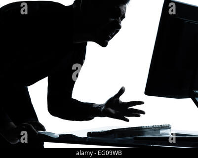 eine kaukasische Geschäftsmann computing Computer wütend unzufrieden Porträt Silhouette im Studio isoliert auf weißem Hintergrund Stockfoto