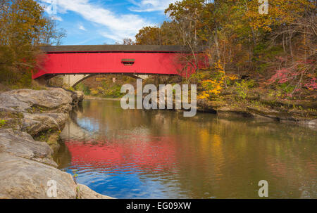 Parke County, IN: The Narrows Bridge (1882) auf Sugar Creek im Türkei Run State Park Stockfoto