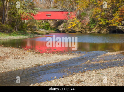 Parke County, IN: The Narrows Bridge (1882) auf Sugar Creek im Türkei Run State Park Stockfoto