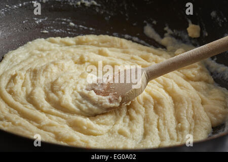 Der Prozess der Herstellung Bechamel-sauce Stockfoto