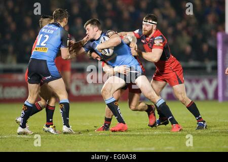 Salford, UK. 12. Februar 2015. Superleague Rugby. Salford Red Devils gegen St Helens. St Helens Prop Joe Greenwood von Salford Red Devils Prop Lama Tasi in Angriff genommen wird. Bildnachweis: Aktion Plus Sport/Alamy Live-Nachrichten Stockfoto