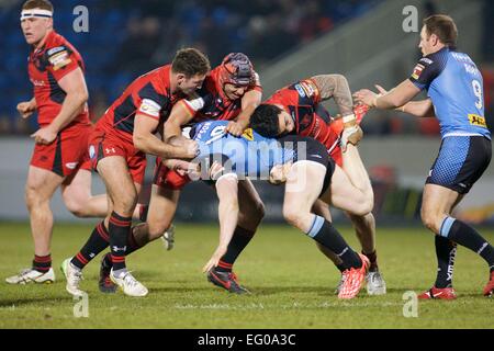 Salford, UK. 12. Februar 2015. Superleague Rugby. Salford Red Devils gegen St Helens. St Helens Prop Luke Thompson von der Salford-Packung in Angriff genommen wird. Bildnachweis: Aktion Plus Sport/Alamy Live-Nachrichten Stockfoto