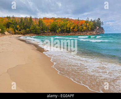 Abgebildete Felsen-Staatsangehöriger Lakeshore, MI: Kapelle Strand entlang Lake Superior mit Grand Portal Punkt in Herbstfarben Stockfoto