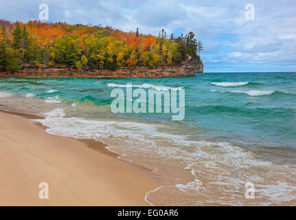 Abgebildete Felsen-Staatsangehöriger Lakeshore, MI: Kapelle Strand entlang Lake Superior mit Grand Portal Punkt in Herbstfarben Stockfoto