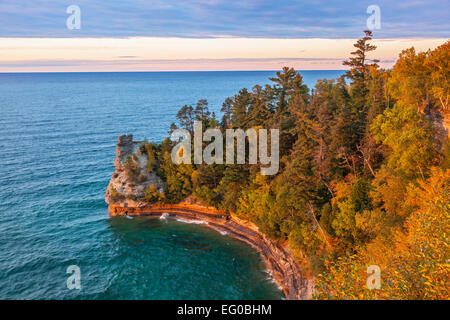 Abgebildete Felsen-Staatsangehöriger Lakeshore, MI: Abendlicht nach einem Clearing-Sturm in Bergmanns Burg am Lake Superior im Herbst Stockfoto