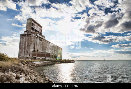 Körnerelevator an den Ufern des Lake Erie in Buffalo, NY. Das Gebäude ist eines der letzten verbliebenen Getreidespeicher in der Gegend. Stockfoto