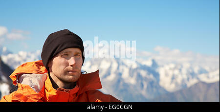 Mann mit Rucksack wandern in den Bergen Stockfoto