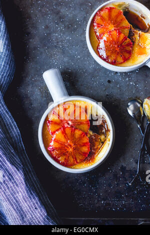 Blood orange Crème brûlée mit Schokoladenganache Stockfoto