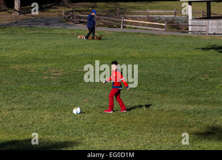 Junge Hispanic junge lernen Fußball durch kicken Fußball beim Fußball spielen im Pioneer Park in der Stadt Petaluma Kalifornien zu spielen Stockfoto