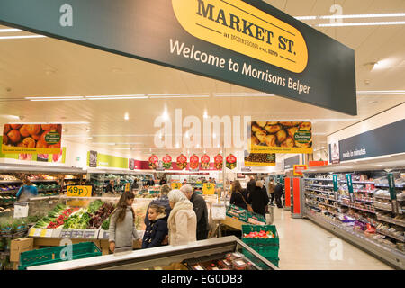 Englische Supermarktkette Morrisons, hier Interieur eines Ladens in Belper, Derbyshire, England Stockfoto