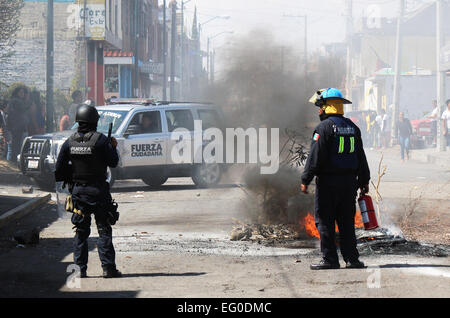 Michoacan, Mexiko. 12. Februar 2015. Sicherheit Foreces stehen Wache bei einem Zusammenstoß nach einer Räumung am Stadtrand von Punhuato Hill in Morelia, Michoacan Staat Mexiko, am 12. Februar 2015. Menschen, die einen angeblich illegalen Bereich übernommen hatte waren am Donnerstag in einem Betrieb durch die Kraft der Bürger und das Büro von Michoacán laut Lokalpresse vertrieben. © Gustavo Salas/NOTIMEX/Xinhua/Alamy Live-Nachrichten Stockfoto