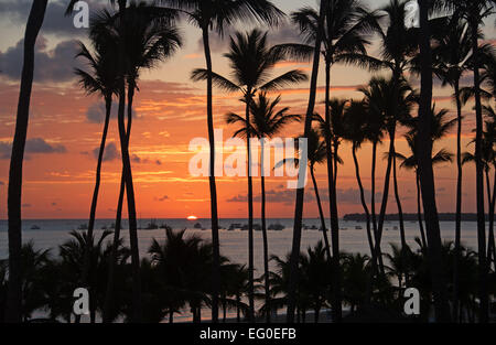Dominikanische Republik. Die morgendliche Sonne erscheinen über dem Horizont am Strand von Punta Cana. 2015. Stockfoto