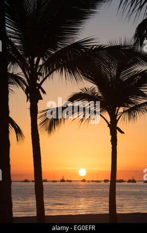 Dominikanische Republik. Sonnenaufgang über dem Atlantik vom Strand von Punta Cana an der Ostküste gesehen. 2015. Stockfoto
