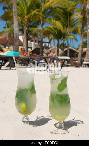 Dominikanische Republik. Mojito Cocktails im Sand am Strand von Punta Cana. 2015. Stockfoto