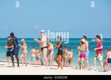 Dominikanische Republik. Urlauber genießen eine karibische Tanzstunde am Strand von Punta Cana. 2015. Stockfoto