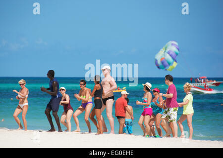 Dominikanische Republik. Urlauber genießen eine karibische Tanzstunde am Strand von Punta Cana. 2015. Stockfoto