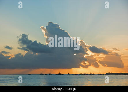 Dominikanische Republik. Großen Gewitterwolken blockieren die aufgehende Sonne in Punta Cana. 2015. Stockfoto