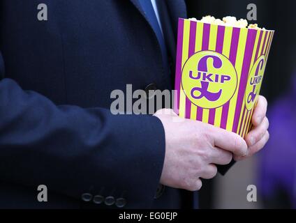 Mitglied der UK Independence Party mit UKIP gebrandmarkt Popcorn vor dem Film Starr Kino in Canvery Insel. Stockfoto