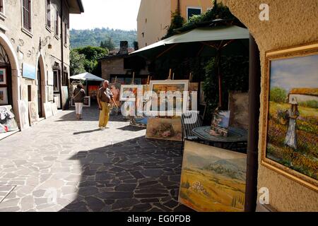 Engen Gassen und historischen Gebäuden dominieren die alte Stadt von Torri del Benaco. Der mediterrane Charme dieses Ensembles werden in Erinnerung bleiben. Torri del Benaco ist eine Stadt am Ostufer des Gardasees. Foto: Klaus Nowottnick Datum: 27. August 2014 Stockfoto