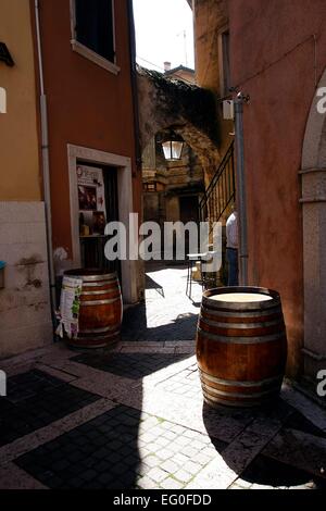 Engen Gassen und historischen Gebäuden dominieren die alte Stadt von Torri del Benaco. Der mediterrane Charme dieses Ensembles werden in Erinnerung bleiben. Torri del Benaco ist eine Stadt am Ostufer des Gardasees. Foto: Klaus Nowottnick Datum: 27. August 2014 Stockfoto