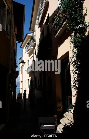 Engen Gassen und historischen Gebäuden dominieren die alte Stadt von Torri del Benaco. Der mediterrane Charme dieses Ensembles werden in Erinnerung bleiben. Torri del Benaco ist eine Stadt am Ostufer des Gardasees. Foto: Klaus Nowottnick Datum: 27. August 2014 Stockfoto