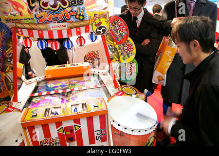 Chiba, Japan. 13. Februar 2015. Japan Amusement Expo 2015 am 13. Februar 2015, Chiba, Japan: Besucher testen neue Spielautomaten auf Japan Amusement Expo 2015 in Makuhari Messe International Exhibition. Die Expo ist eine der größten Vergnügungspark Maschinen- und Ausstellungen in der Welt, mit Arcade-Spielautomaten, Aufkleber Fotos, Spielgeräte, Coin-Op, Erlösung Preise und Simulation Maschinen. Die Ausstellung ist vom Februar 13 bis 14 2015 statt. Bildnachweis: Rodrigo Reyes Marin/AFLO/Alamy Live-Nachrichten Stockfoto