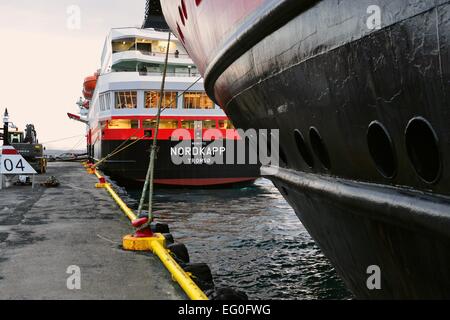 Hurtigruten Kai in Harstad mit zwei Schiffen: Nordkapp und Kong Harald, 26. Februar 2014 Stockfoto