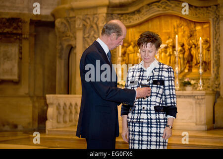 Der Herzog von Kent präsentiert der Oberbürgermeister von Dresden, Helma Orosz (CDU) mit der Ehrenmedaille des britischen Dresden Trust in der Kreuzkirche in Dresden, Deutschland, 12. Februar 2015. Foto: Arno Burgi/dpa Stockfoto