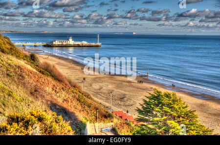 Bournemouth Beach Pier und Küste Dorset England UK wie ein Gemälde in lebendigen helle Farben HDR Stockfoto